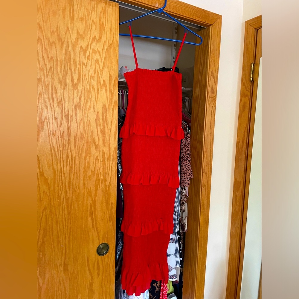 Size medium fitted ruffle dress! Perfect for a wedding guest!
